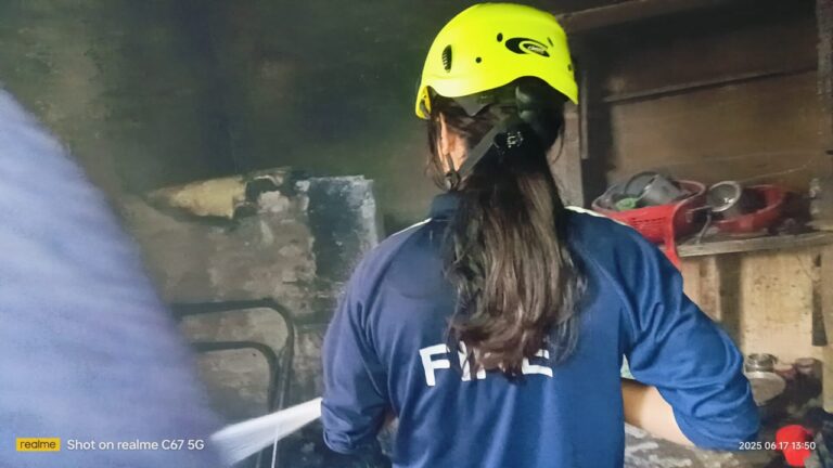 जलते मकान के बीच मसीहा बनकर पहुंची बागेश्वर की फायर टीम, चंद मिनटों में बुझाई आग, टला बड़ा हादसा