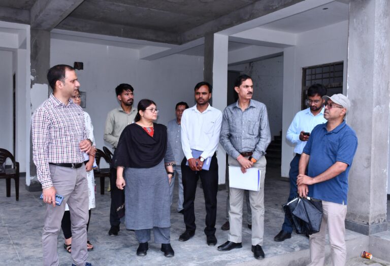 जिलाधिकारी ने नगर पंचायत गरुड़ के निर्माणाधीन भवन का किया निरीक्षण, निर्माण सामग्री की गुणवत्ता के दिए निर्देश 