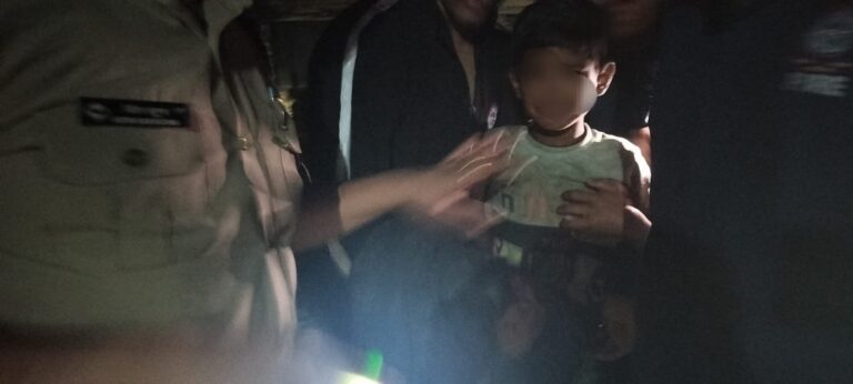 गुमशुदा बालक को 02 घण्टें के भीतर सकुशल बरामद कर पुलिस ने किया परिजनों के सुपुर्द।