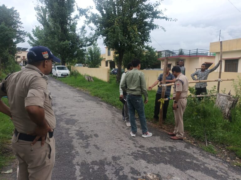 चुनावों के दृष्टिगत थानाध्यक्ष बैजनाथ द्वारा सम्बंधित विभागों के साथ किया बूथों का निरीक्षण