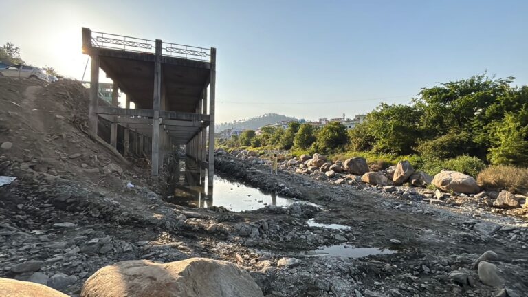 गरुड़ गंगा में २२ करोड़ रुपये से बन रहे बहुमाजिला पार्किंग निर्माण पर हाई कोर्ट की रोक