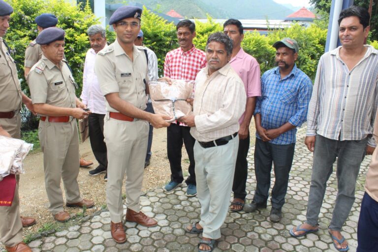 पुलिस अधीक्षक बागेश्वर द्वारा ग्राम सुरक्षा के दृष्टिगत ग्राम प्रहरियों को डंडे,सीटी व जेकेट किये वितरण
