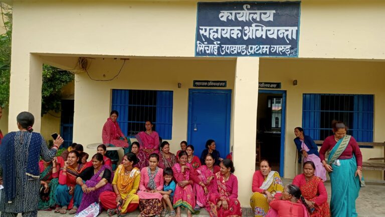 पानी के लिए सड़क पर उतरीं पहाड़ की महिलाएं: गरुड़ के पाये गांव में सिंचाई विभाग का घेराव, सूख रही धान की पौध”