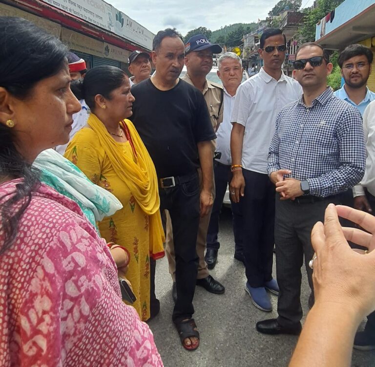 जिलाधिकारी ने किया कठायतवाड़ा एवं मंडलसेरा स्थित नालों का निरीक्षण, डी.पी.आर. शीघ्र तैयार करने के निर्देश