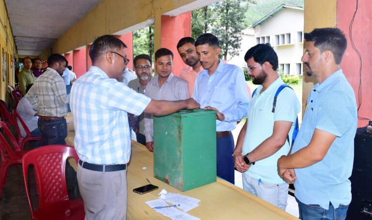 त्रिस्तरीय पंचायत निर्वाचन को निष्पक्ष शांतिपूर्ण ढंग से सम्पन्न कराने को लेकर बद्री दत्त पांडे पीजी कॉलेज बागेश्वर में पीठासीन अधिकारी, मतदान अधिकारी प्रथम तथा जोनल व सैक्टर मजिस्ट्रेटों को दो पालियों में प्रशिक्षण दिया।