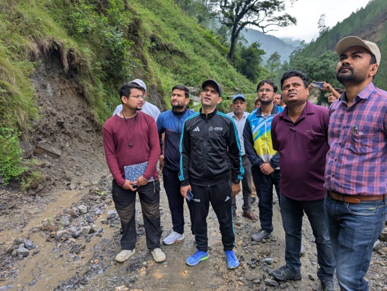 आपदा आने से पहले ही मैदान में उतरे डीएम, कपकोट में तड़के पहुंचकर पूरी व्यवस्था का लिया जिम्मा!