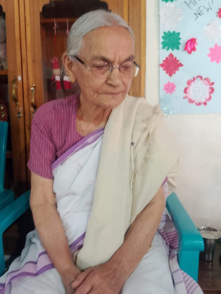 राधा बहिन को पद्मश्री , स्वास्थ्य कारणों से दिल्ली न जा पाने कारण डी एम ने कर्मस्थली लक्ष्मी आश्रम में जाकर दिया सम्मान