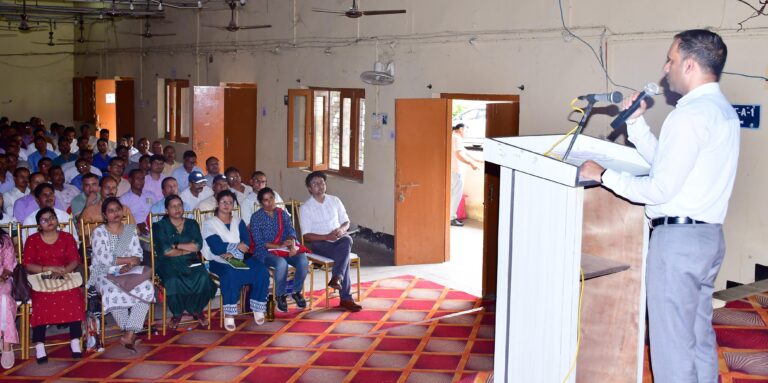 त्रिस्तरीय पंचायत निर्वाचन को सकुशल संपन्न कराने के लिए जिला निर्वाचन अधिकारी आशीष भटगाई की उपस्थिति में बद्री दत्त पांडे कॉलेज सभागार बागेश्वर में प्रशिक्षण