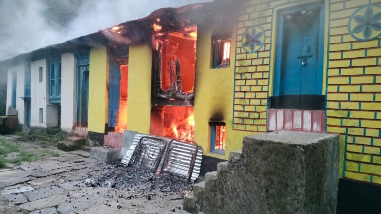 जलते मकान के बीच इंसानियत बनी ढाल – फायर टीम ने पैदल चलकर बचाई ज़िंदगी और आशियाना!”