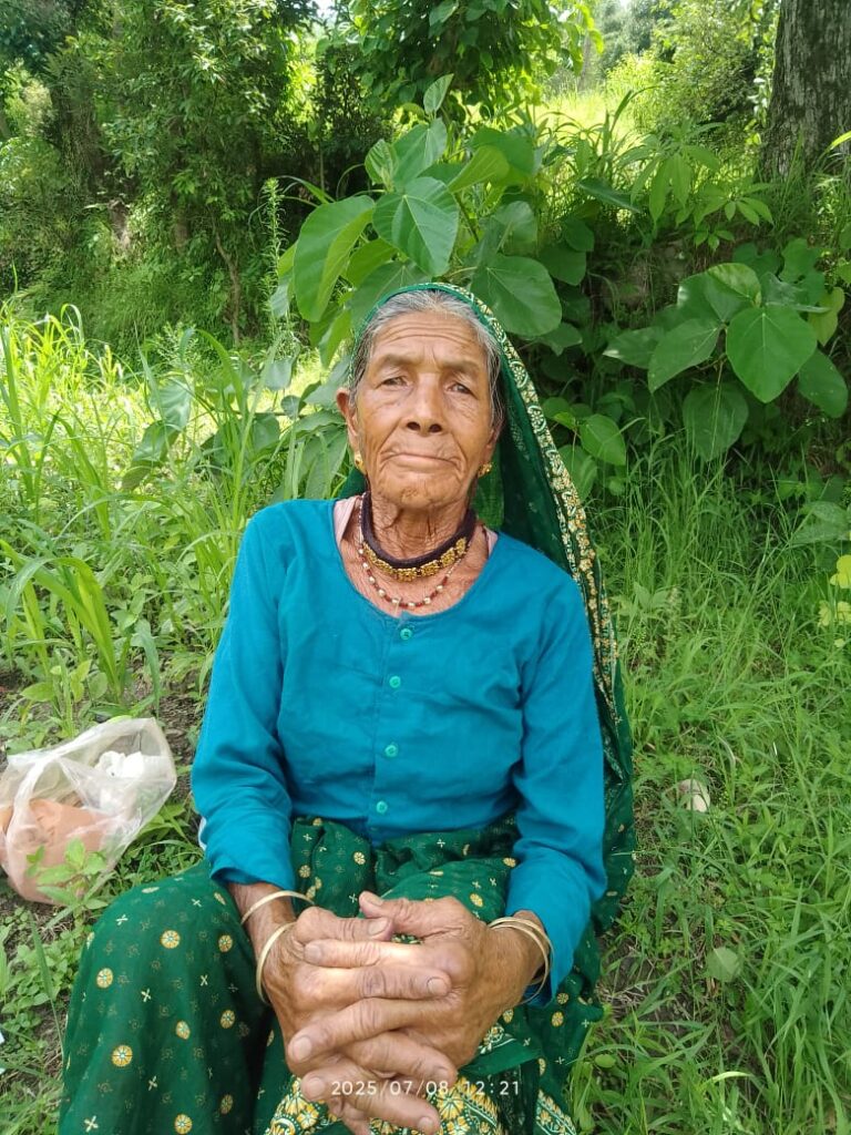 ईमानदारी की मिसाल: बुजुर्ग महिला का पर्स लौटाकर युवक ने जीता दिल