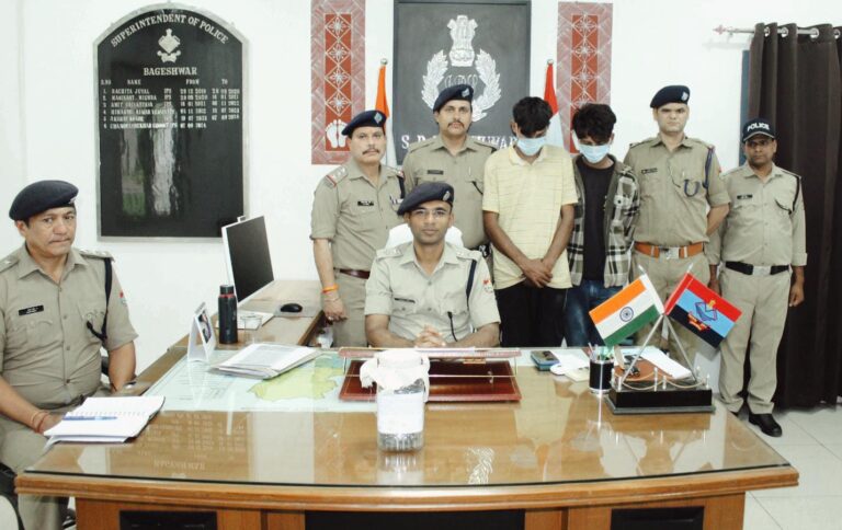 बागेश्वर पुलिस ने बड़ी मात्रा में अवैध चरस के साथ दो तस्करों को गिरफ्तार किया**  