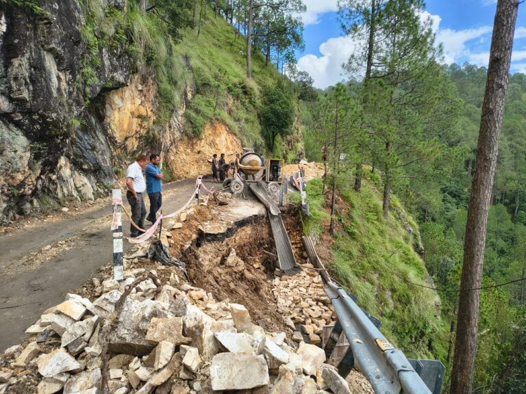 सड़क खतरे में! प्रशासन ने भारी वाहनों पर लगाई रोक