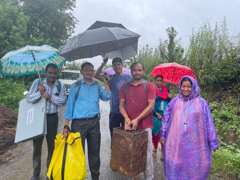 बुधवार को बागेश्वर विकासखंड के लिए पोलिंग पार्टियां बीडी पांडे परिसर से रवाना