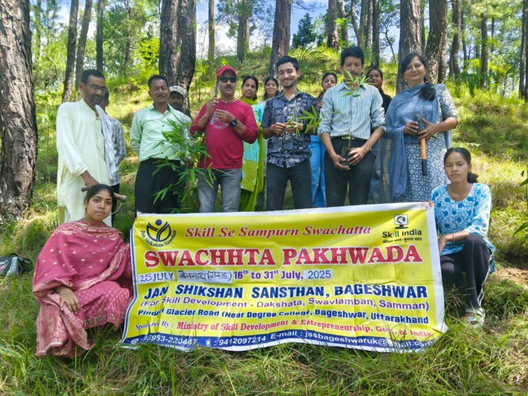 स्वच्छता पखवाड़े में वृक्षारोपण की मिसाल – युवा और बुज़ुर्ग साथ आए”