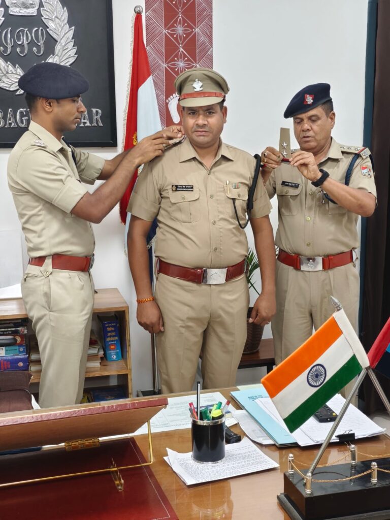 20 साल की सेवा का सम्मान: जितेंद्र सिंह कंडारी बने अपर उप निरीक्षक, एसपी ने खुद लगाया स्टार”