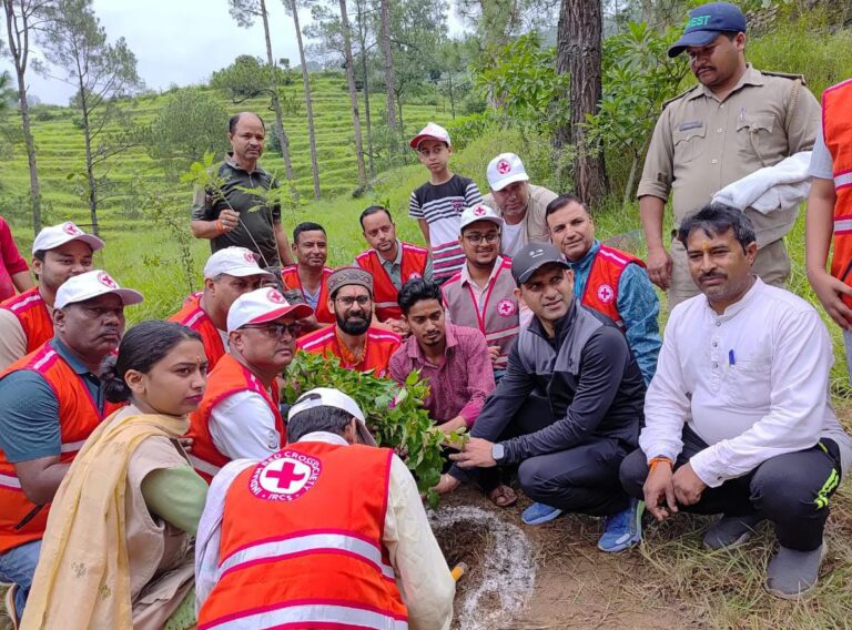 पौधों को रक्षा सूत्र बांधकर दिया प्रकृति संरक्षण का भावनात्मक संदेश, रेड क्रॉस समिति ने पेश की अनूठी पहल