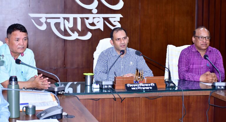  बागेश्वर में सीएम हेल्पलाइन शिकायतों की समीक्षा, जिलाधिकारी ने दिए समयबद्ध निस्तारण के निर्देश