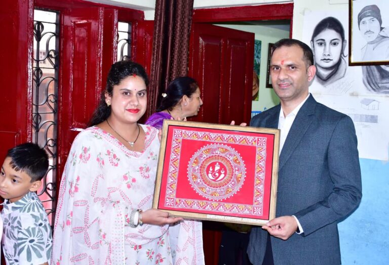 बच्चों की कला ने जीता जिलाधिकारी का दिल, पेंटिंग्स देख कर दी बड़ी सीख