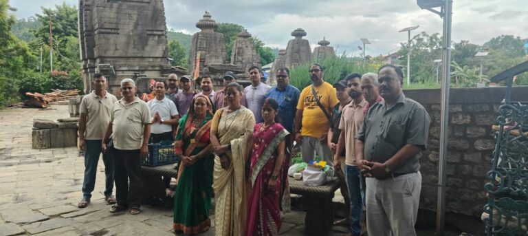 बैजनाथ शिव मंदिर में प्रधानों और अधिकारियों के साथ हुआ भव्य प्रसाद वितरण कार्यक्रम