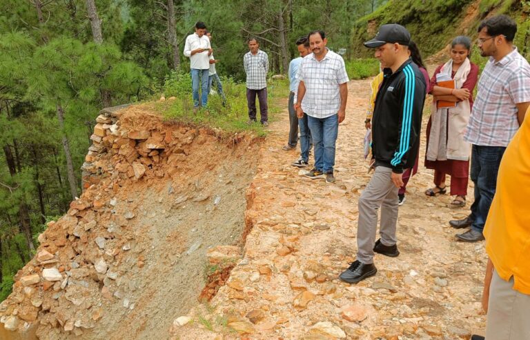 मलवा प्रभावित परिवारों की मदद प्रशासन की प्राथमिकता : जिलाधिकारी आशीष भटगांई