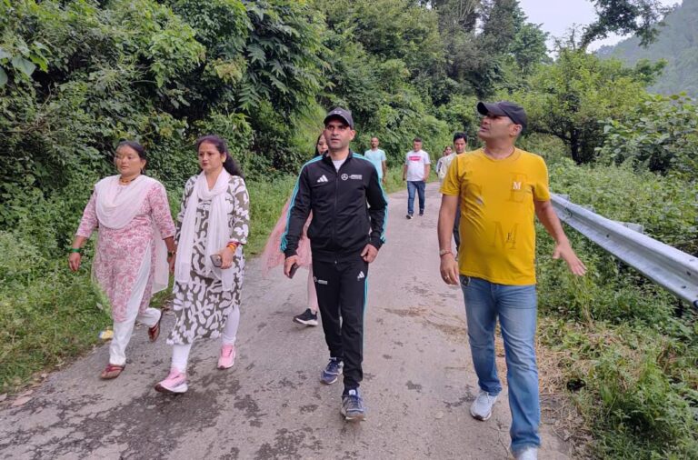 भारी वर्षा और भूस्खलन से प्रभावित ग्राम हरबाड का जिलाधिकारी ने किया दौरा