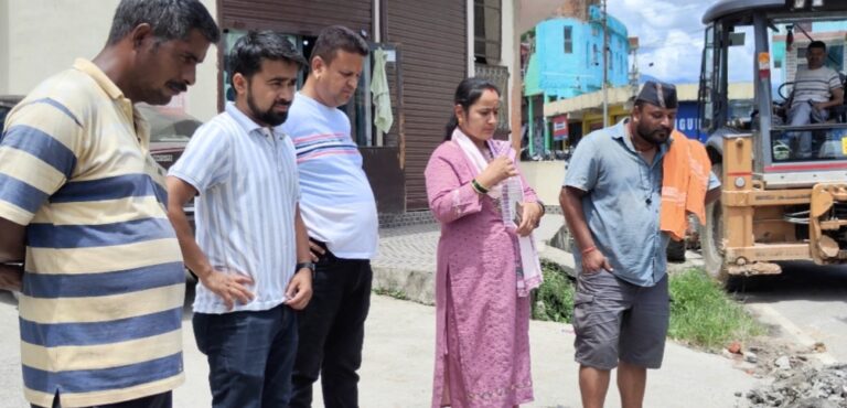 शौचालय और कूड़ा घर की बदहाली पर गरुड़ नगर पंचायत अध्यक्ष की सख्ती, 