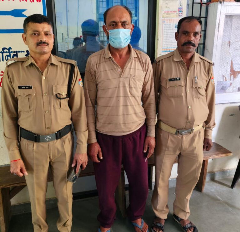 महिला से गाली-गलौज और मारपीट करने वाला आरोपी पुलिस की गिरफ्त में