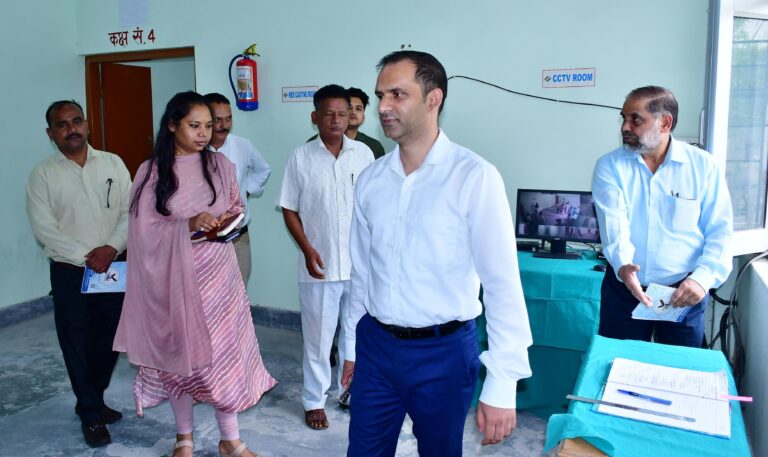 ईवीएम वेयरहाउस की सुरक्षा पर जिलाधिकारी की पैनी नजर, हर पहलू का किया गहन निरीक्षण