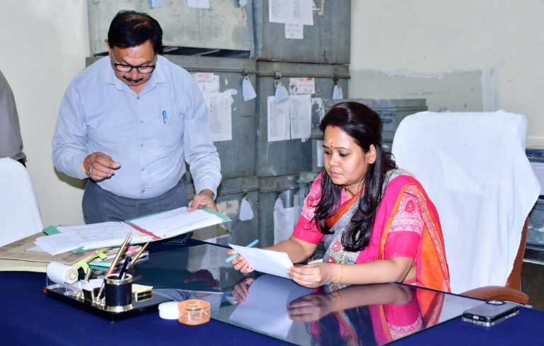 नए जिलाधिकारी आकांक्षा कोण्डे ने संभाला कार्यभार, कहा जनता की समस्याओं का समाधान होगी पहली प्राथमिकता