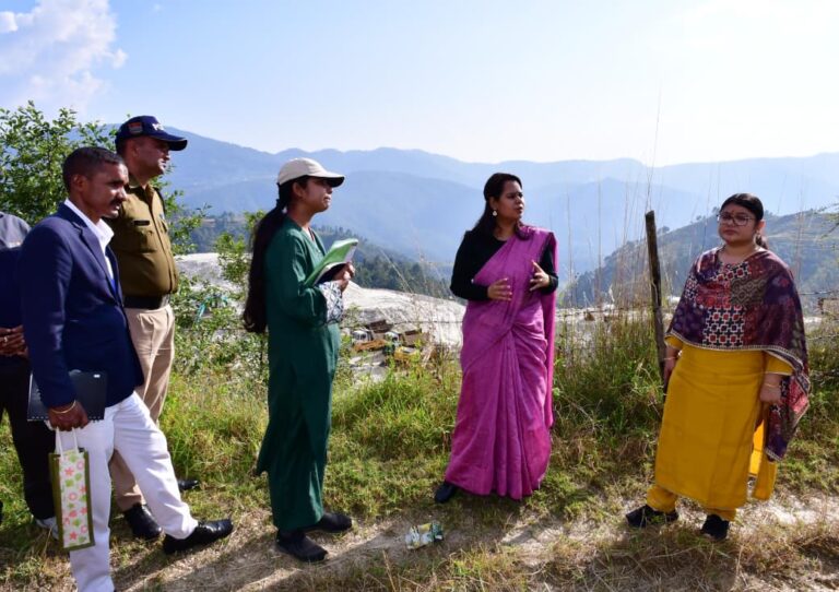 खड़िया माइनिंग साइटों पर डीएम आकांक्षा कोंडे की सख्त कार्रवाई, दिए कड़े निर्देश