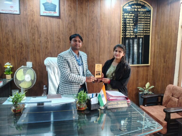महिला शक्ति की मिसाल — भावना पाठक ने ड्राइविंग लाइसेंस टेस्ट में हासिल की पहली पोज़िशन, एआरटीओ कार्यालय में हुआ सम्मान