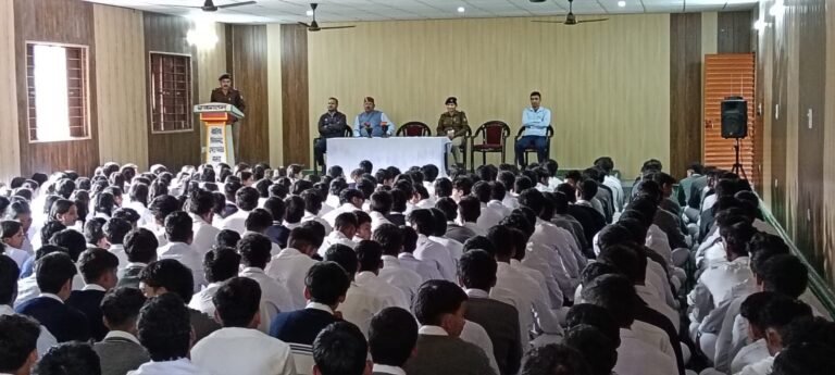 स्कूल में पुलिस की पहल – बच्चों को सिखाई साइबर सुरक्षा और एकता की सीख