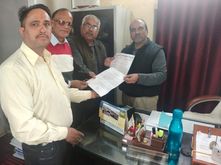 ग्रामीणों ने सड़क सुधार की उठाई मांग, लोक निर्माण विभाग को सौंपा ज्ञापन