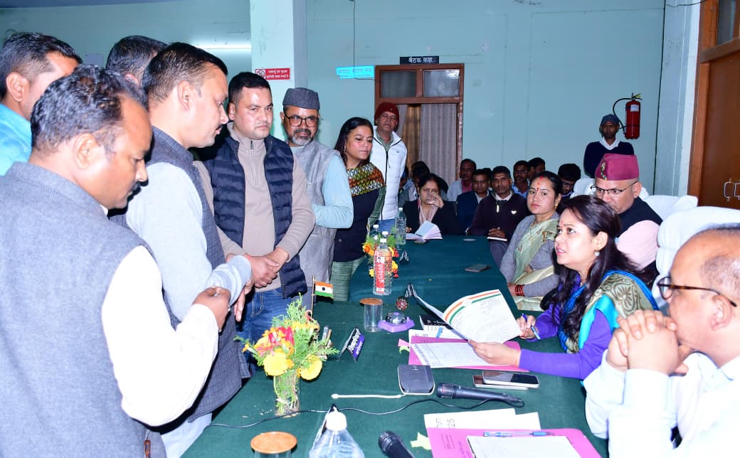 गरुड़ में जनता दरबार: जिलाधिकारी आकांक्षा कोंडे ने सुनी 72 शिकायतें, दिए त्वरित समाधान के निर्देश