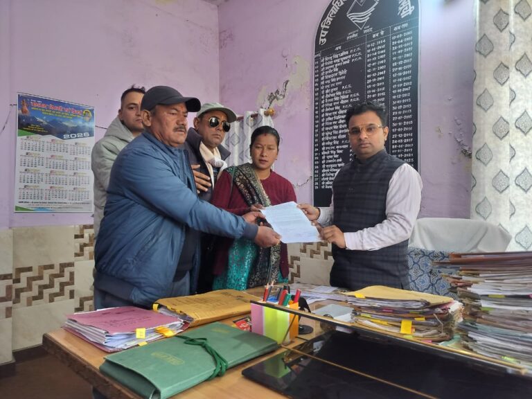 पाँच साल से लटकी पेयजल योजना पर फूटा ग्रामीणों का गुस्सा, SDM को सौंपा ज्ञापन