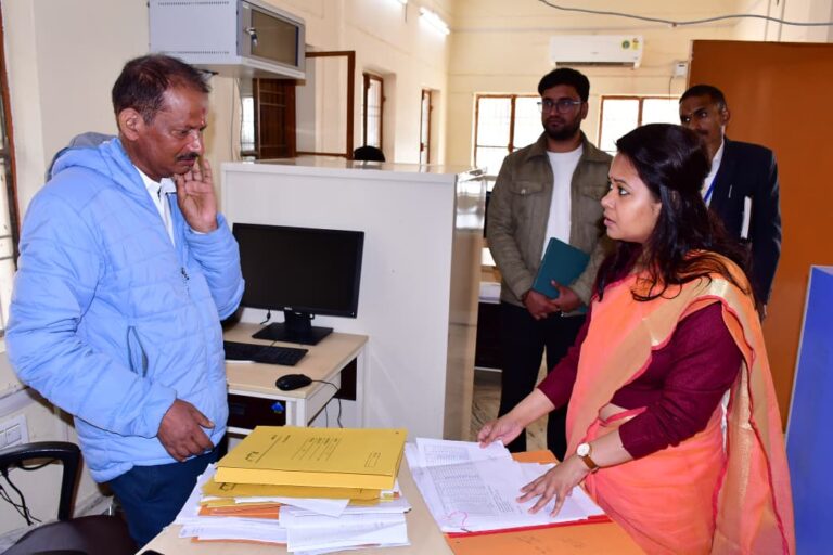 तहसील में अचानक पहुंचीं जिलाधिकारी… और फिर जो हुआ उसने सबको चौंका दिया