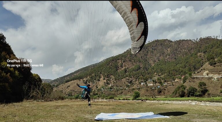 आसमान में रोमांच की उड़ान, 13 पायलटों ने भरी उड़ान, हजारों लोगों ने देखा अद्भुत नजारा