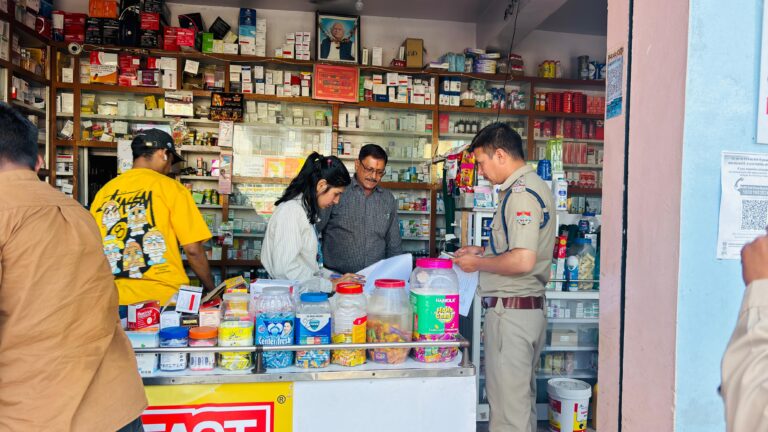 अचानक छापे से हड़कंप, तीन मेडिकल स्टोरों पर लगा तुरंत प्रतिबंध