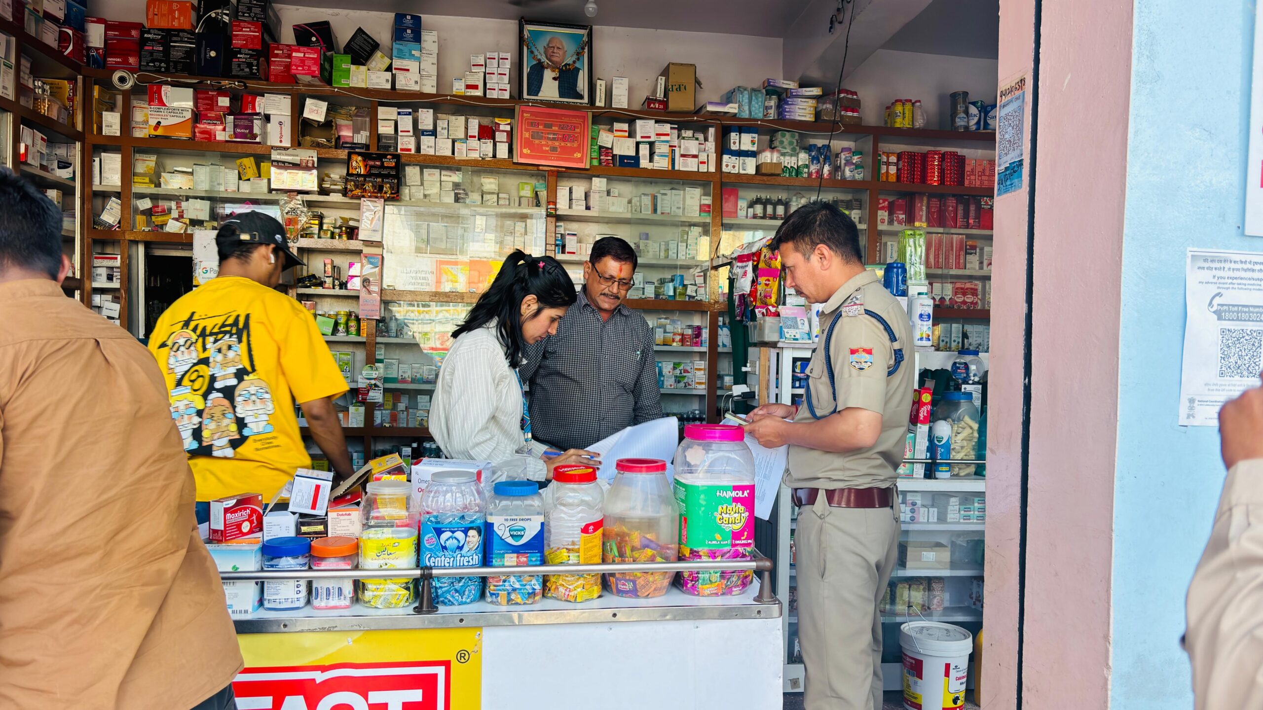 अचानक छापे से हड़कंप, तीन मेडिकल स्टोरों पर लगा तुरंत प्रतिबंध