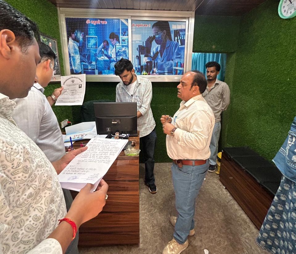  जिले में अवैध पैथोलॉजी लैब्स पर स्वास्थ्य विभाग की बड़ी कार्रवाई, तीन लैब सीज, प्रत्येक पर ₹2.50 लाख का जुर्माना