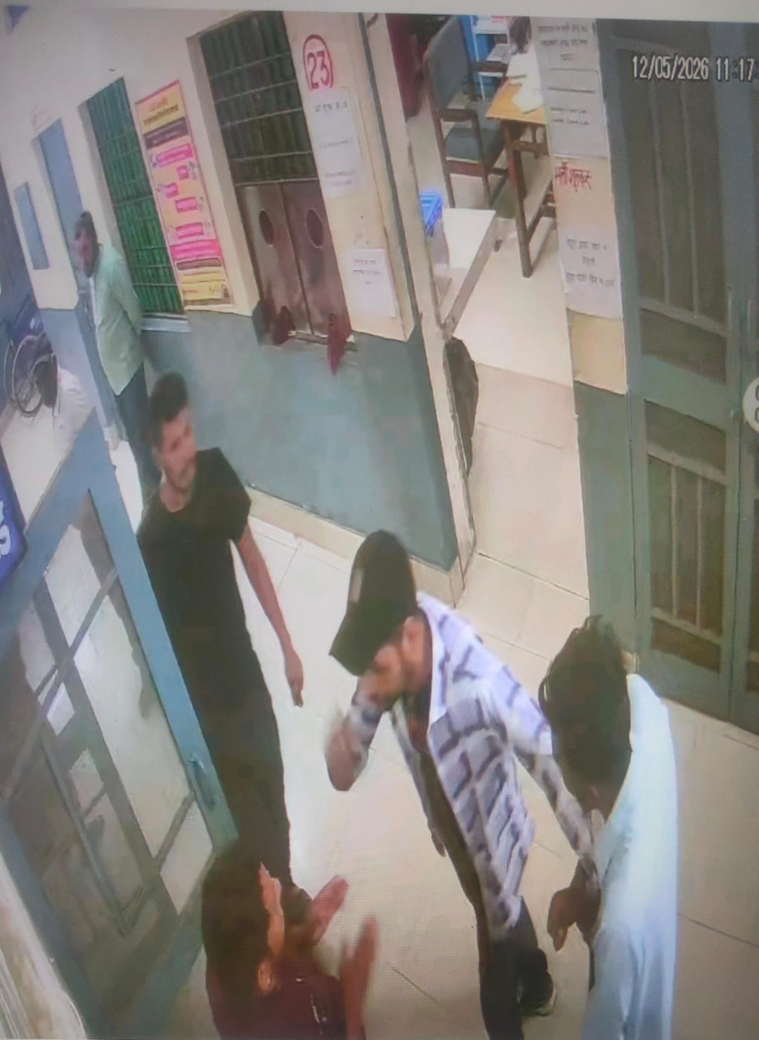 शराब के नशे में अस्पताल पहुंचकर हंगामा, महिला वार्ड तक घुसे युवक से मचा डर का माहौल 