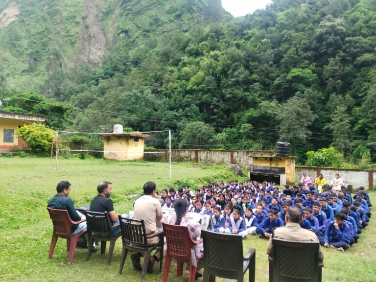 राजकीय इंटर कॉलेज सौंग मुनार में कपकोट पुलिस ने चलाया जागरूकता अभियान, छात्र-छात्राओं को सिखाए सुरक्षा के गुर