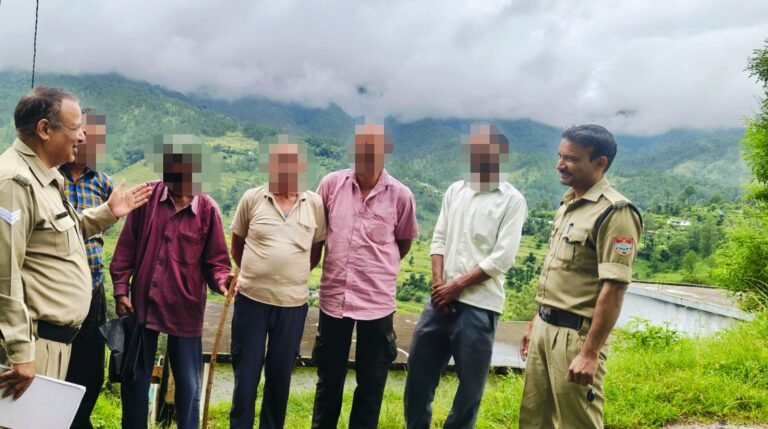 बागेश्वर पुलिस ने बीट भ्रमण कर जाना बुजुर्गों का हाल, साइबर ठगी से बचने के लिए किया जागरूक