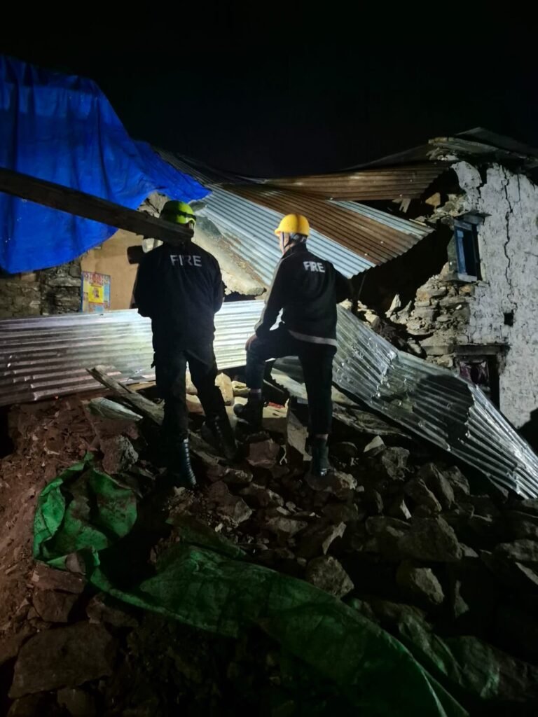 अत्यधिक वर्षा से गिरे मकान और गौशाला के मलबे में दबे मवेशियों को फायर यूनिट गरुड़ ने किया सकुशल रेस्क्यू