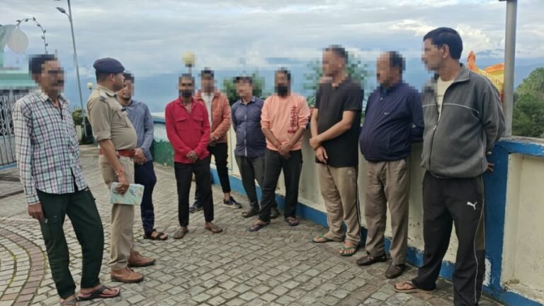 बुजुर्गों की कुशलक्षेम पूछने पहुंची बागेश्वर पुलिस, साइबर ठगी और नशे के खिलाफ किया जागरूक