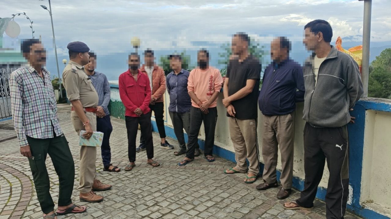 बुजुर्गों की कुशलक्षेम पूछने पहुंची बागेश्वर पुलिस, साइबर ठगी और नशे के खिलाफ किया जागरूक
