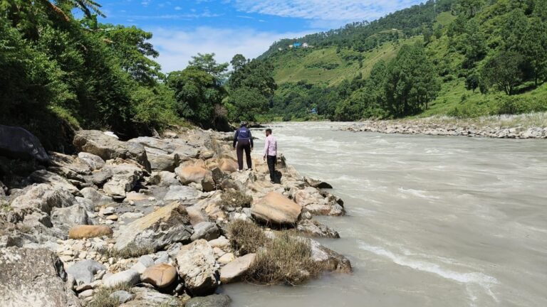 सरयू नदी में बहे व्यक्ति की तलाश जारी, अग्निकुंड पुल से सक्तेश्वर मंदिर तक चलाया सघन सर्च ऑपरेशन