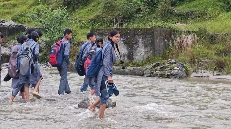 25-30 साल से पैदल पुल की मांग, बरसात में जान जोखिम में डालकर नदी पार कर रहे ग्रामीण और स्कूली बच्चे