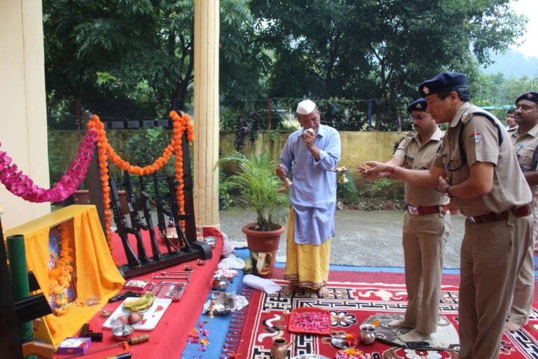 विश्वकर्मा जयंती पर बागेश्वर पुलिस में विशेष पूजा-अर्चना, शस्त्रों से लेकर रेस्क्यू उपकरणों तक का हुआ विधिवत पूजन