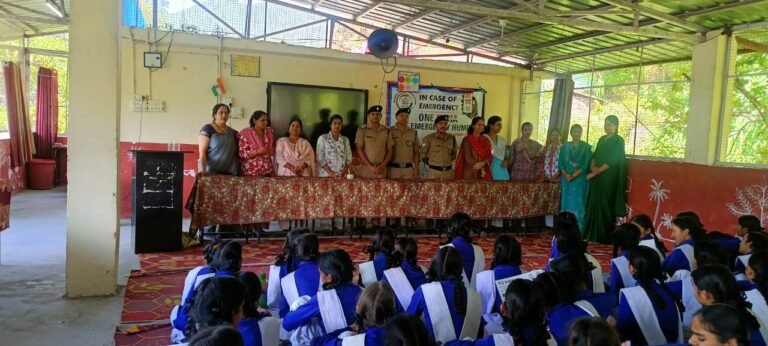 स्कूल से सुदूर गांव तक पहुंची बागेश्वर पुलिस की जागरूकता मुहिम, छात्राओं को सिखाया डायल 112 तो ग्रामीणों को बताए साइबर ठगी से बचाव के तरीके